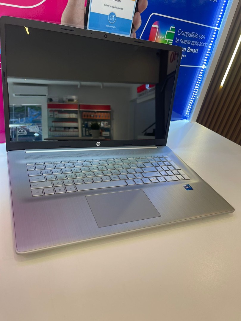 computadoras y laptops - LAPTOP HP 17-CN2165CL i7-1255U TOUCH 