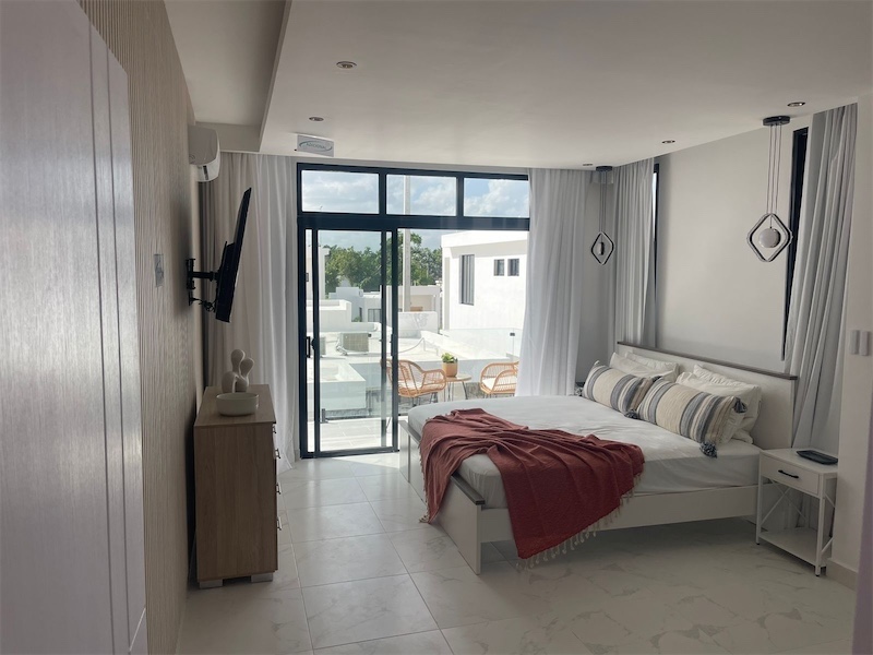 casas vacacionales y villas - Venta de Villa con piscina en punta cana reserva con 3000 dólares zona turística 1