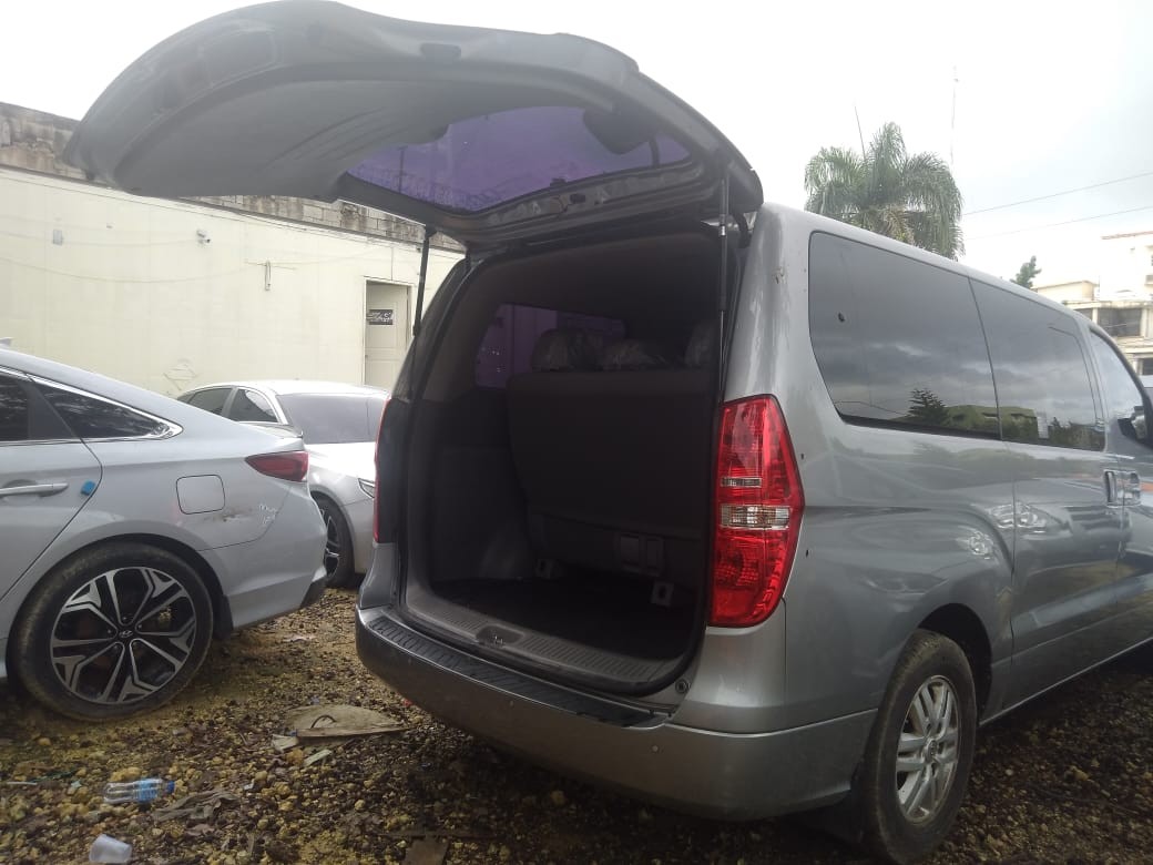 jeepetas y camionetas - HYUNDAI GRAND STAREX 2018 GRIS 4