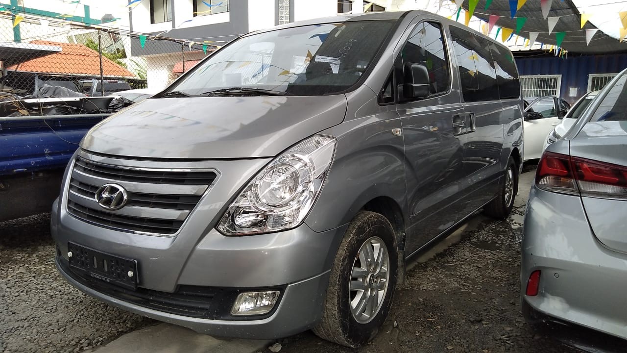 jeepetas y camionetas - HYUNDAI STAREX 2017 GRISD 1