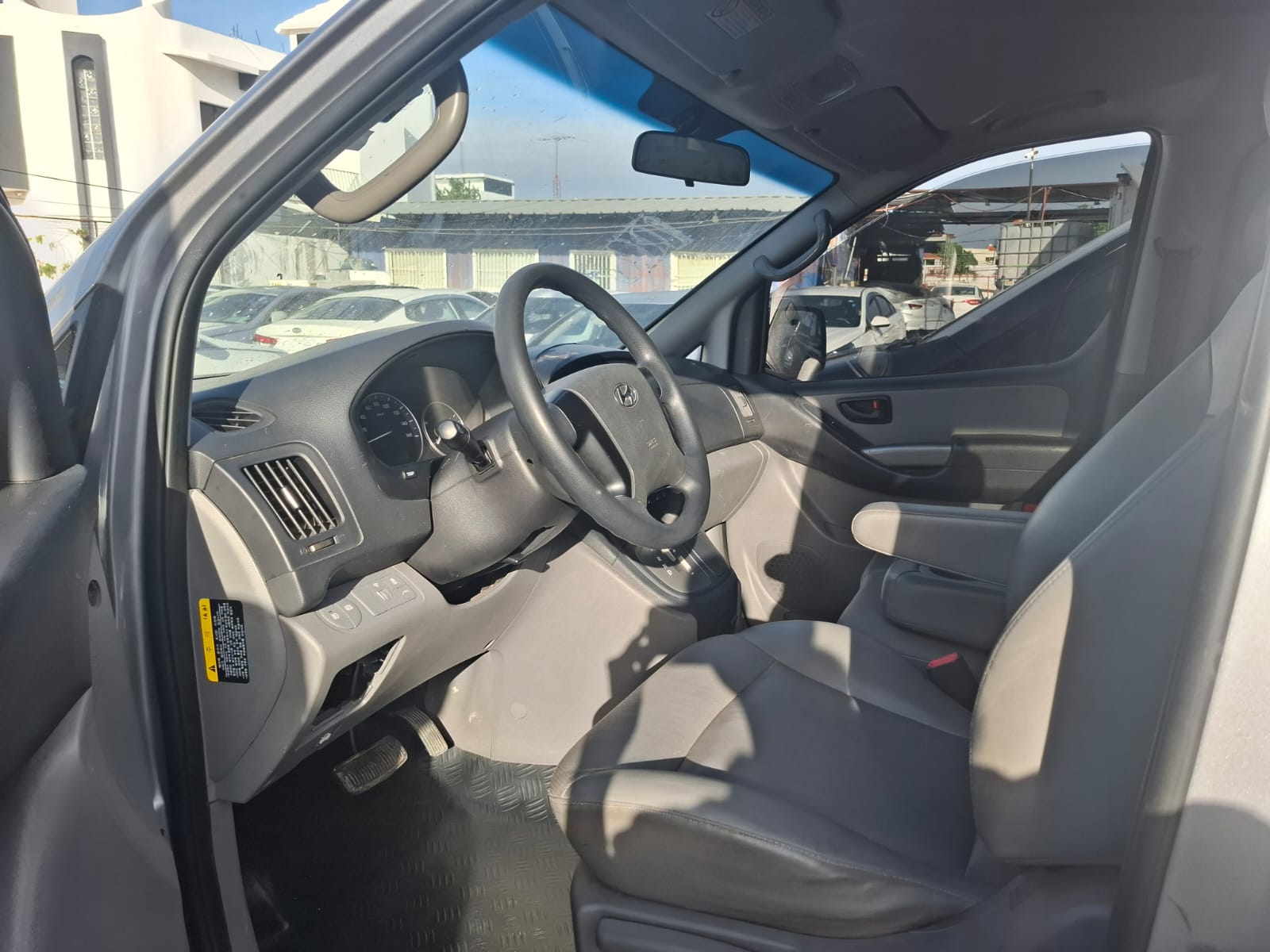jeepetas y camionetas - HYUNDAI GRAND STAREX 2018 3