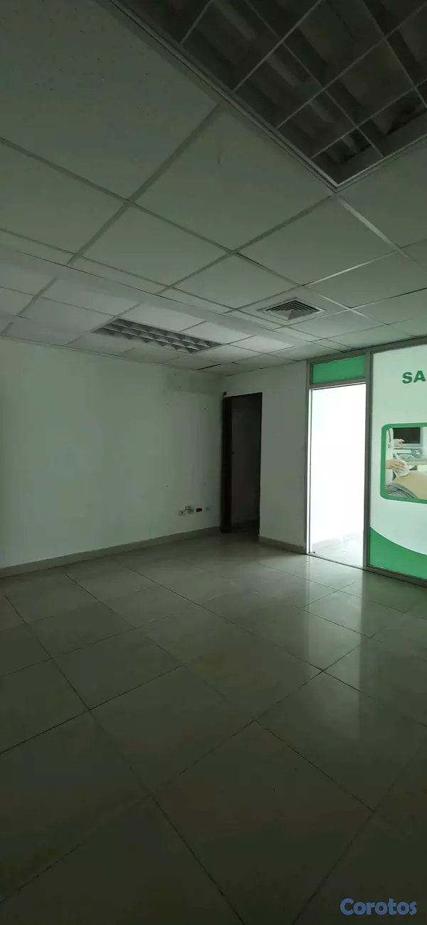 oficinas y locales comerciales - Local comercial en plaza Av. Churchill 3