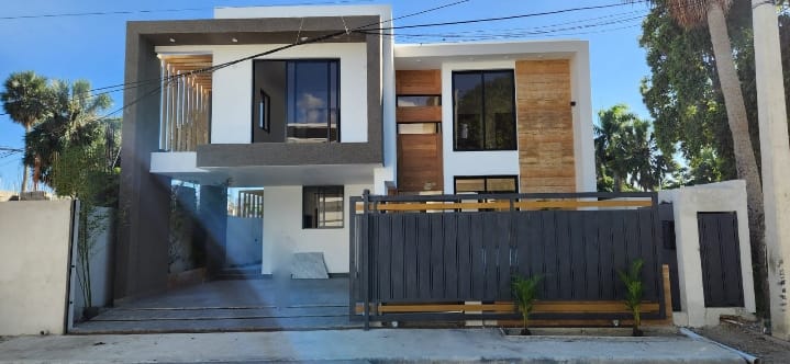 casas - Se Vende Casa de 2 Niveles en Las Carmelitas  0