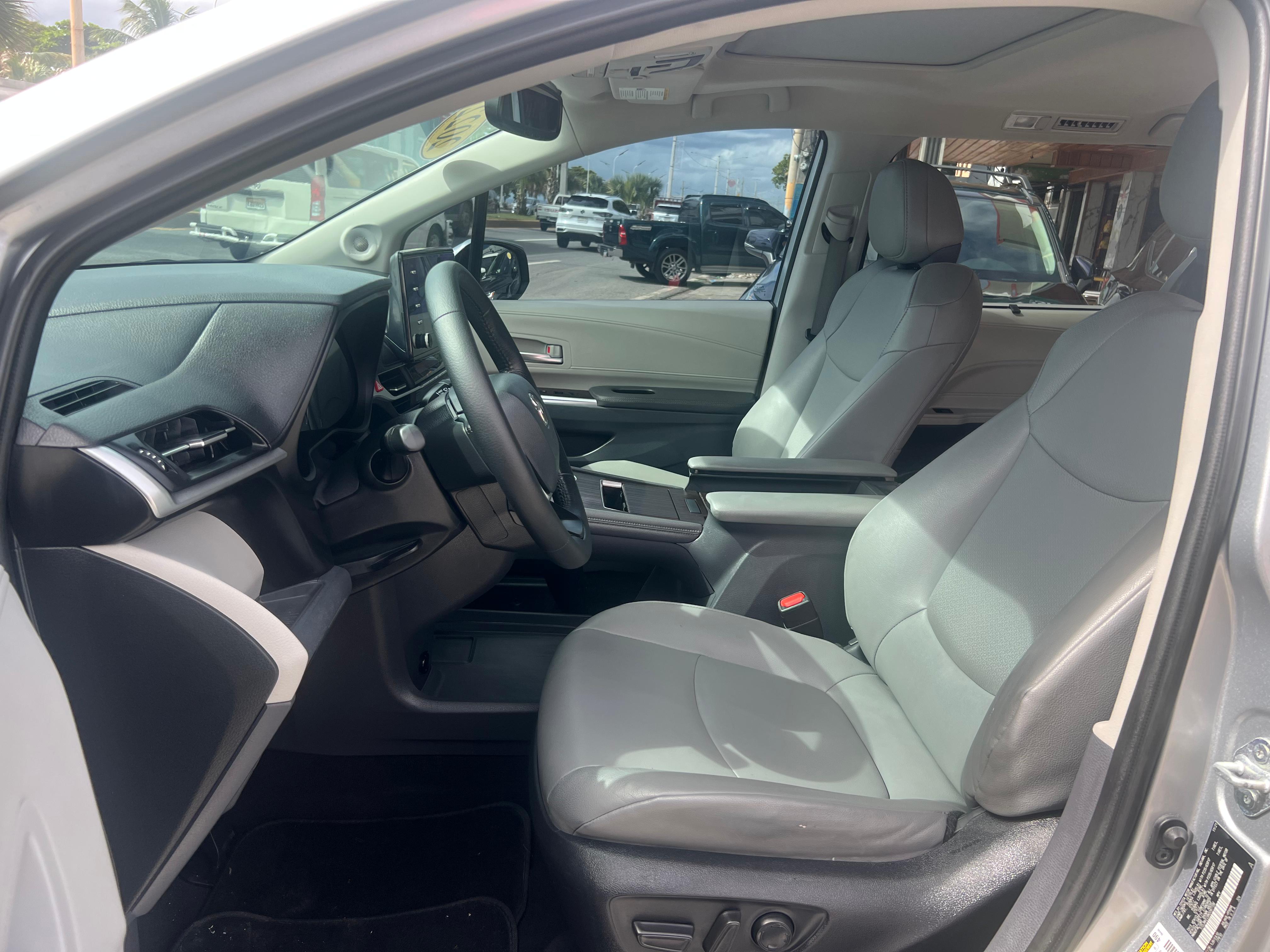 jeepetas y camionetas - Toyota Sienna XLE 2022 6