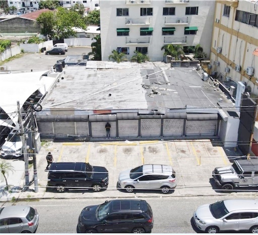 oficinas y locales comerciales - Local amplio en zona comercial 4