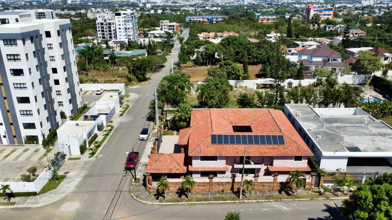solares y terrenos - TERRENO CON MEJORA DE 835MTS2 URBANIZACION THOMEN SANTIAGO 
