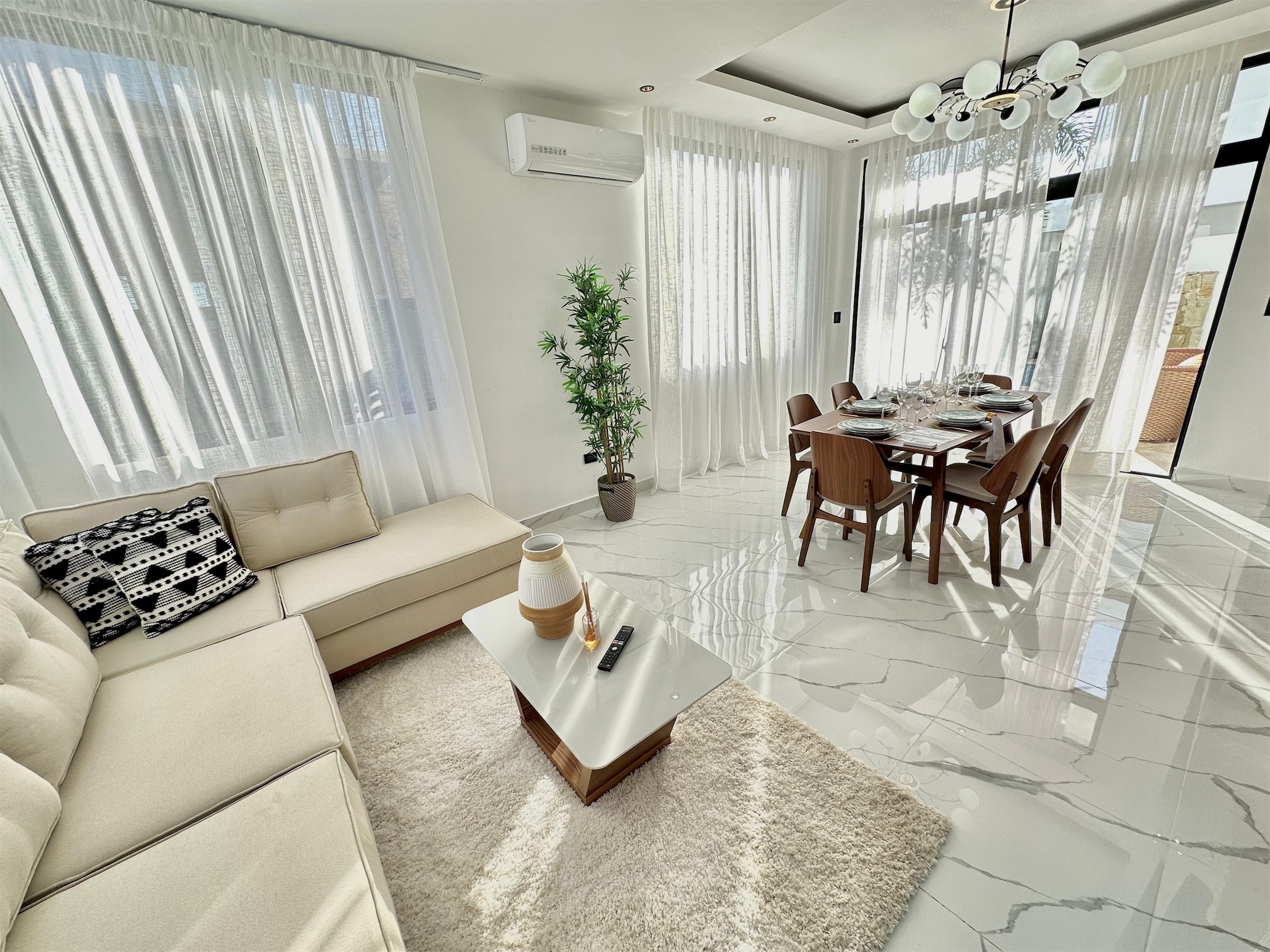 casas vacacionales y villas - Venta de Villa con piscina en punta cana reserva con 3000 dólares zona turística 2