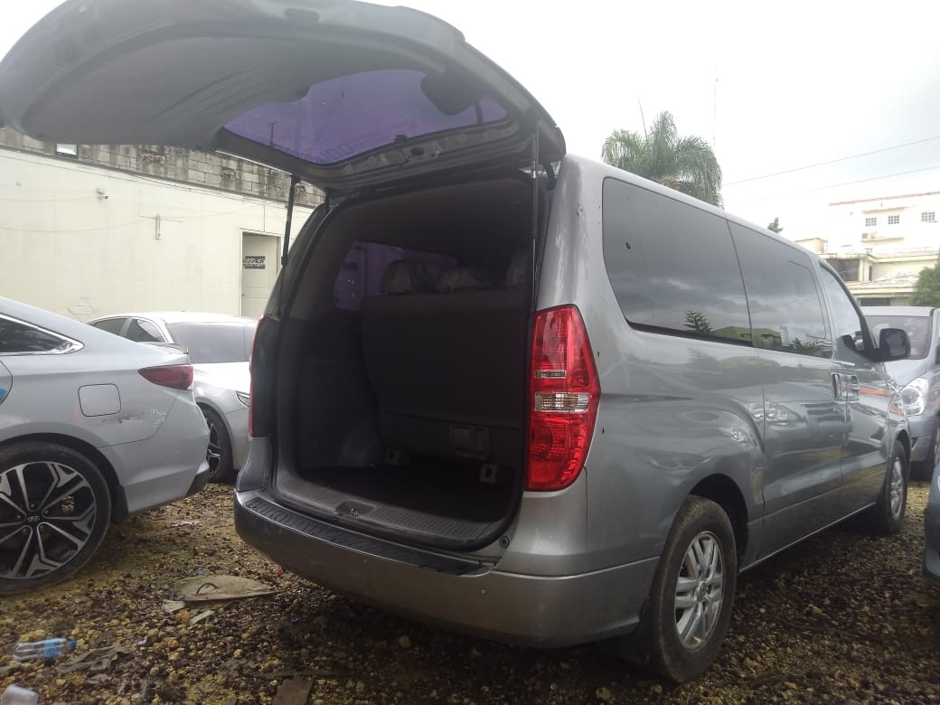 jeepetas y camionetas - HYUNDAI GRAND STAREX 2018 GRIS 5