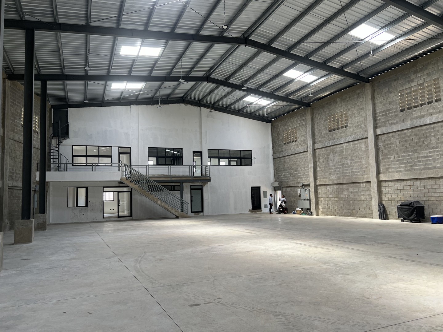 oficinas y locales comerciales - Nave en alquiler en Engombe de 1,240m2