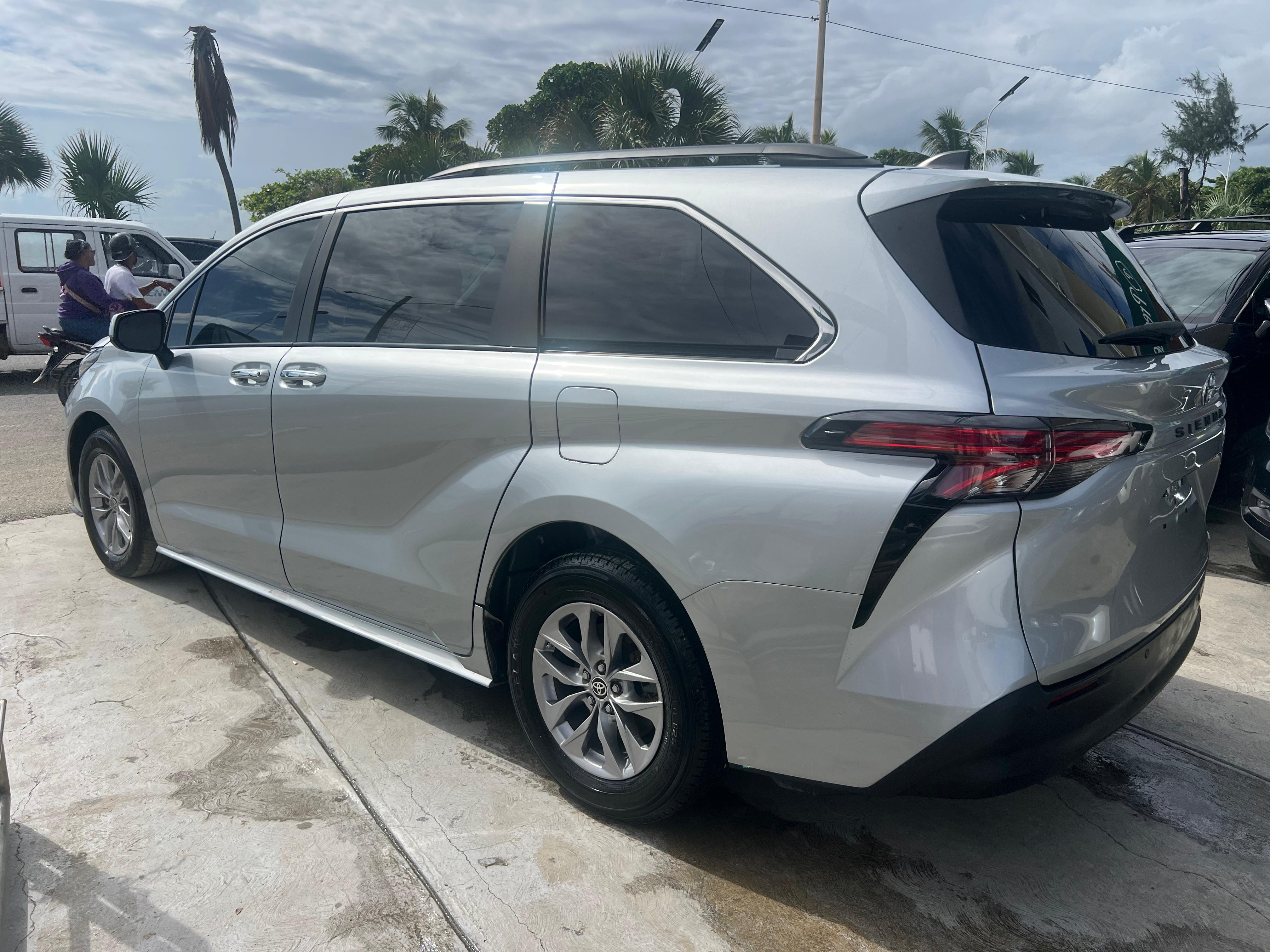 jeepetas y camionetas - Toyota Sienna XLE 2022 7