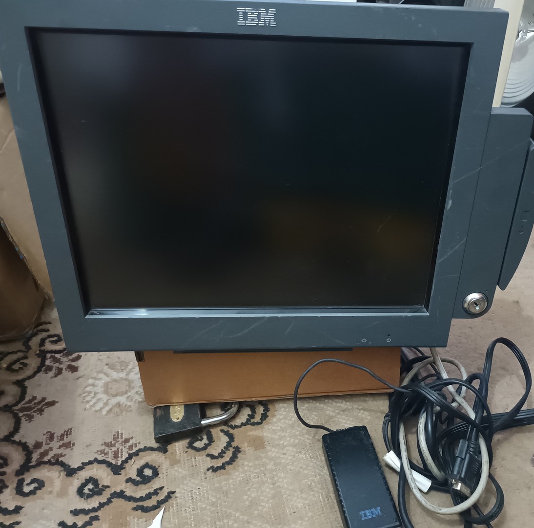 computadoras y laptops - Monitor IBM 4820-51G touch en perfectas condiciones.