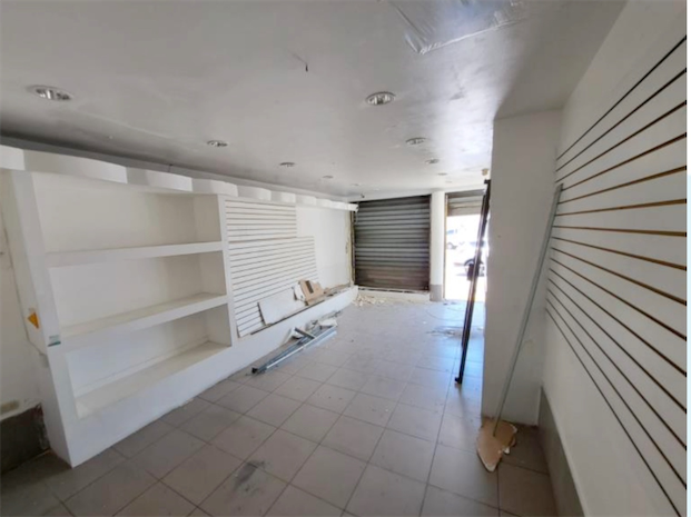 oficinas y locales comerciales - Local amplio en zona comercial 5