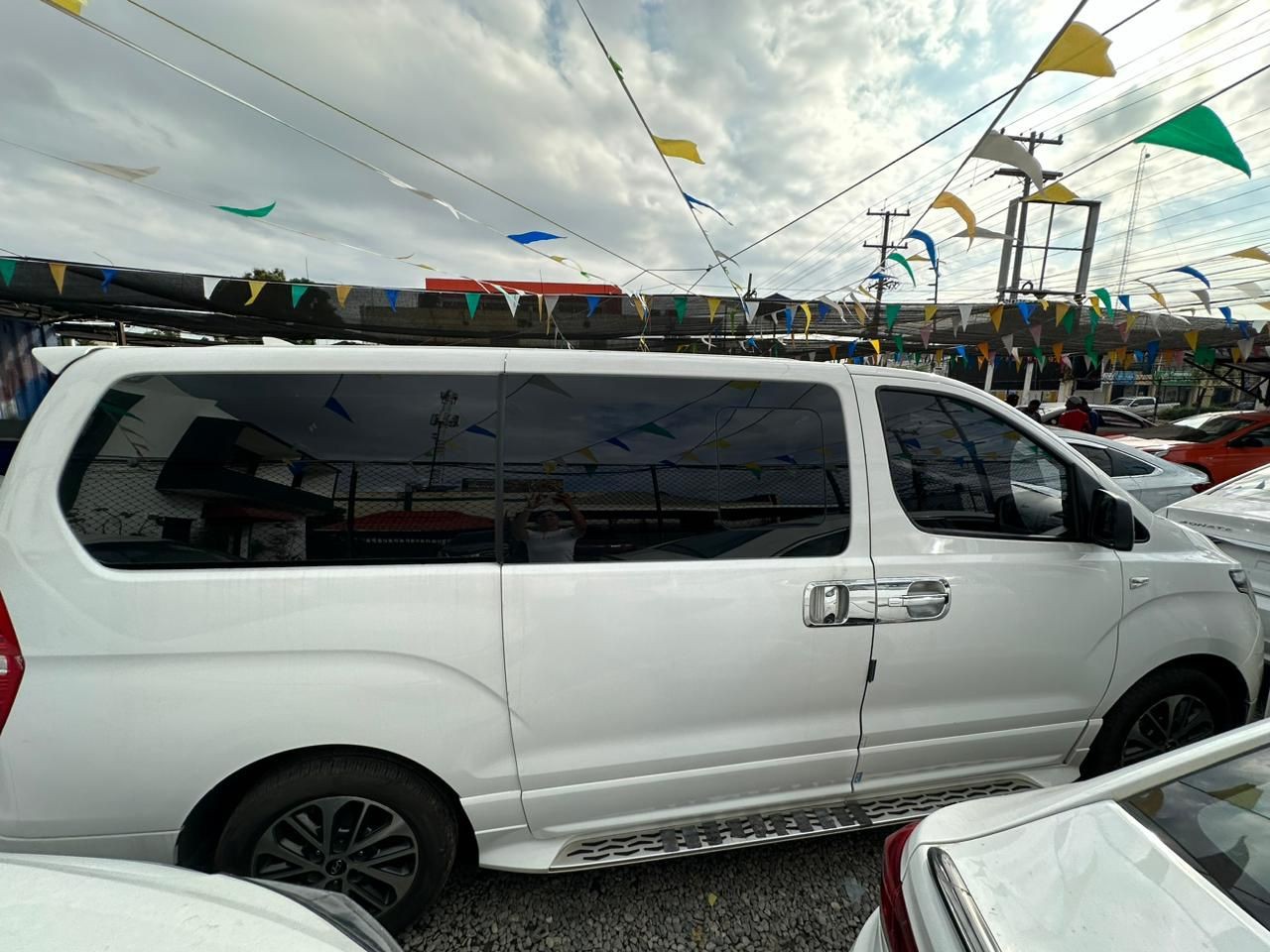 jeepetas y camionetas - HYUNDAI GRAND STAREX 2020 BLANCA 3