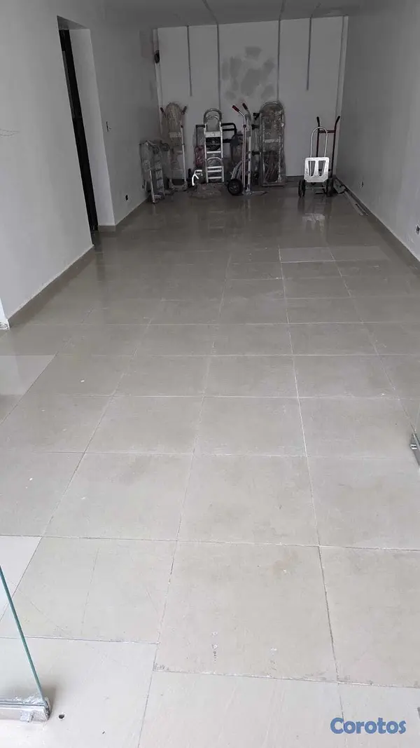 oficinas y locales comerciales - Alquilo local de 100 mts en 1er nivel en Av. Rómulo Betancourt 3