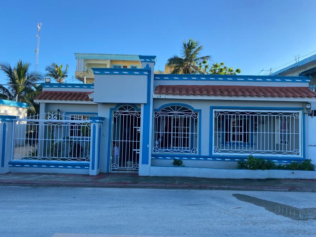 casas - Hermosa residencia de venta en exclusivo Sector en Higuey.

