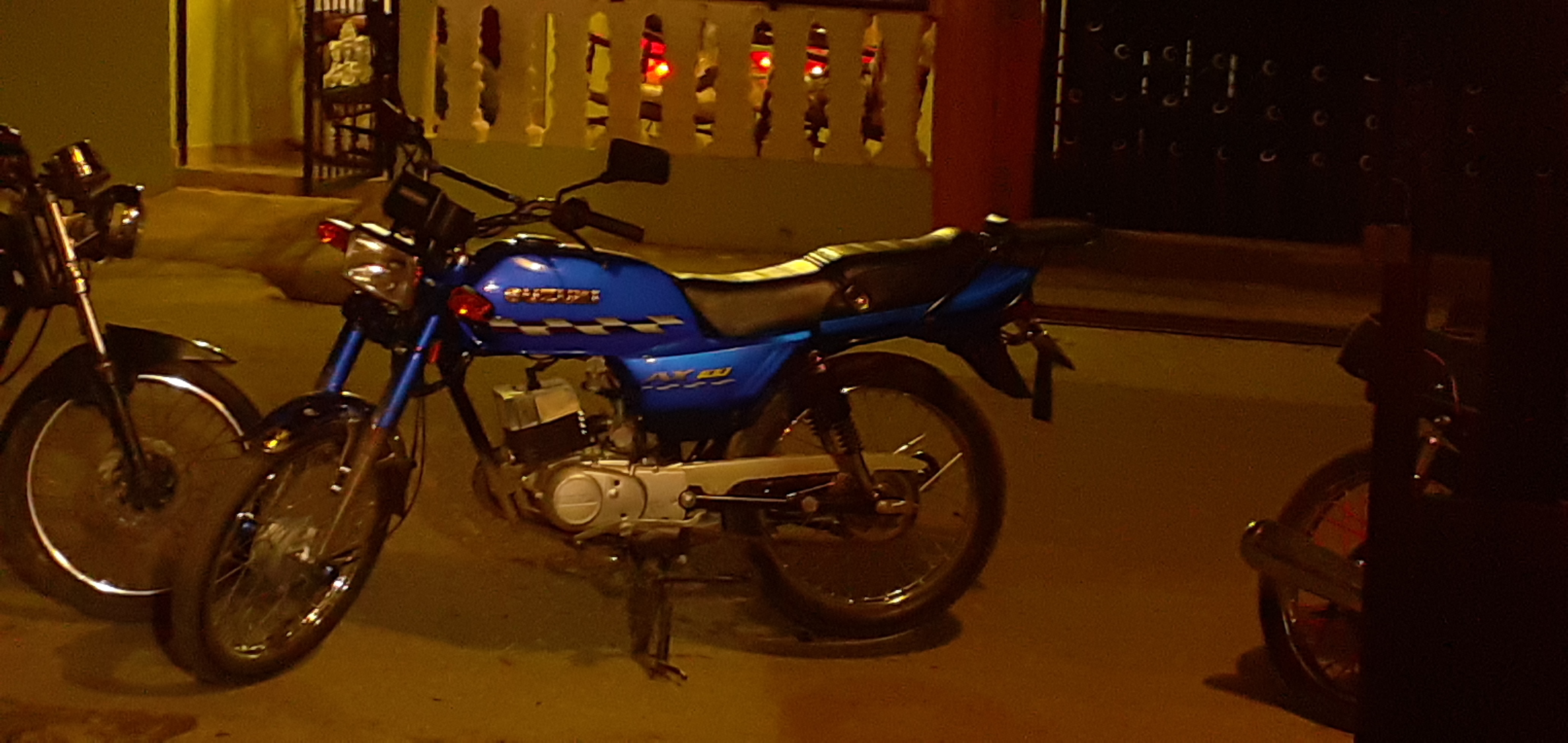 Suzuki ax100 azul 