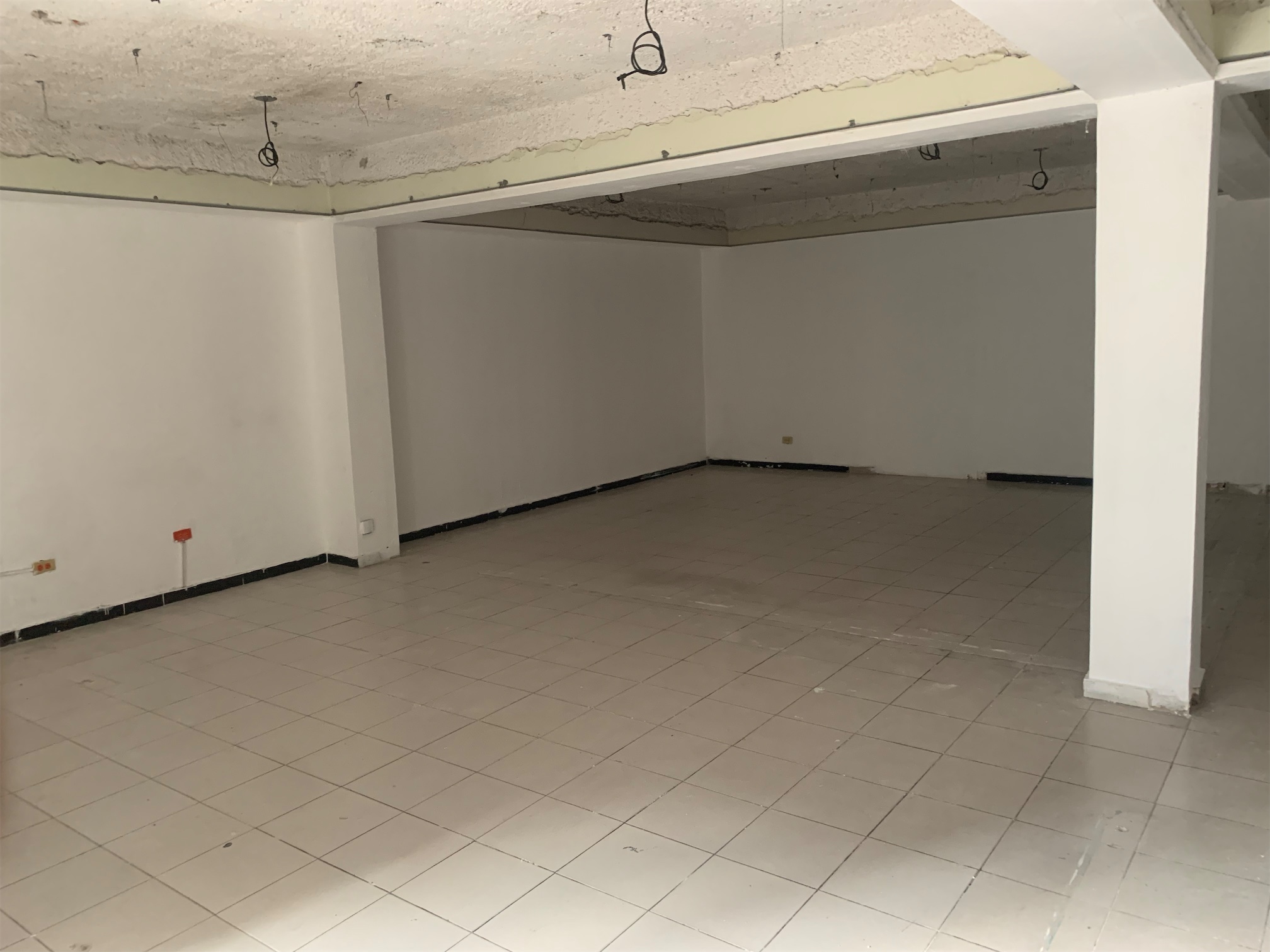 oficinas y locales comerciales - Local en evaristo morales primer nivel  1