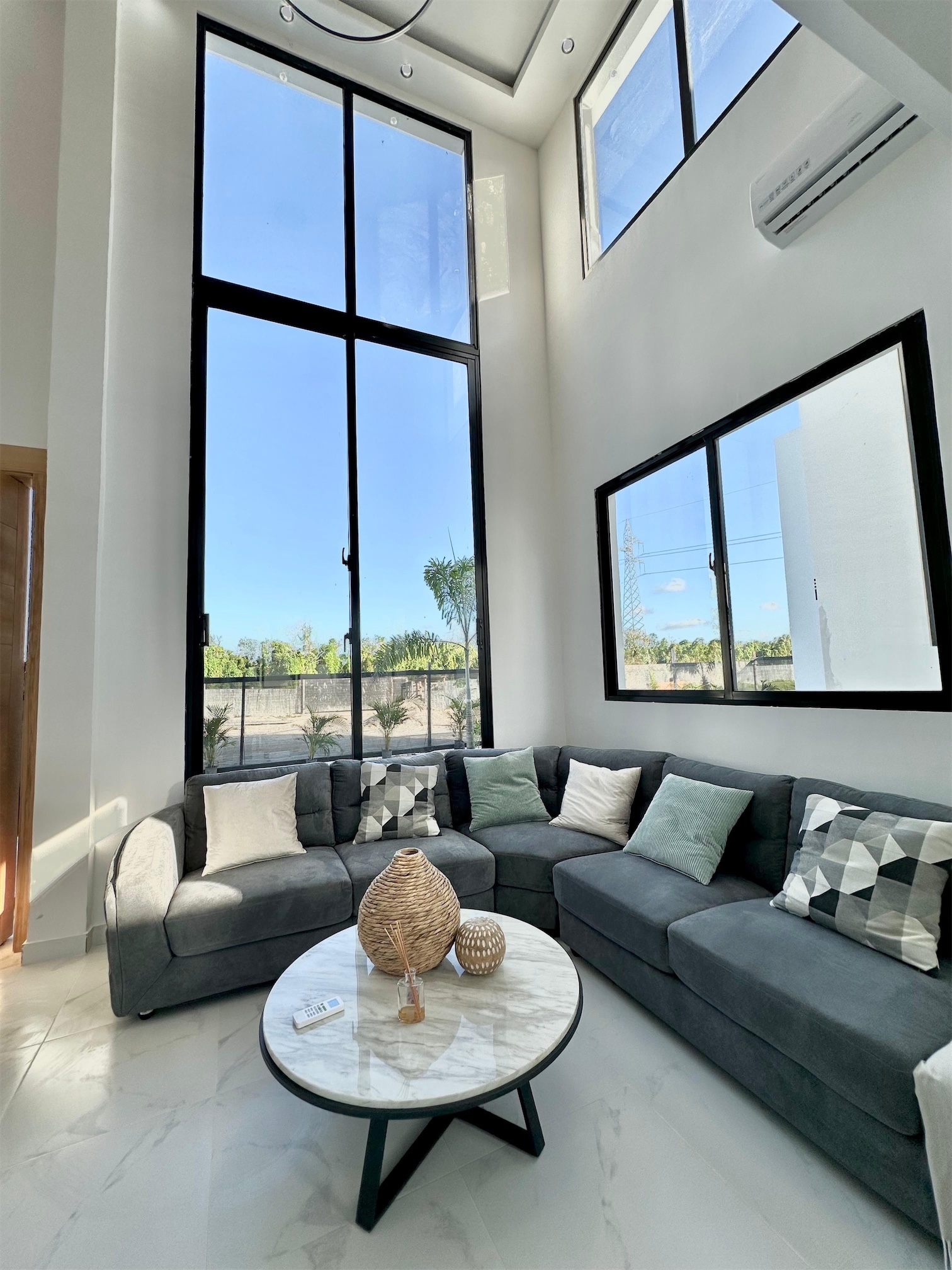 casas vacacionales y villas - Venta de Villa con piscina en punta cana reserva con 3000 dólares zona turística 3
