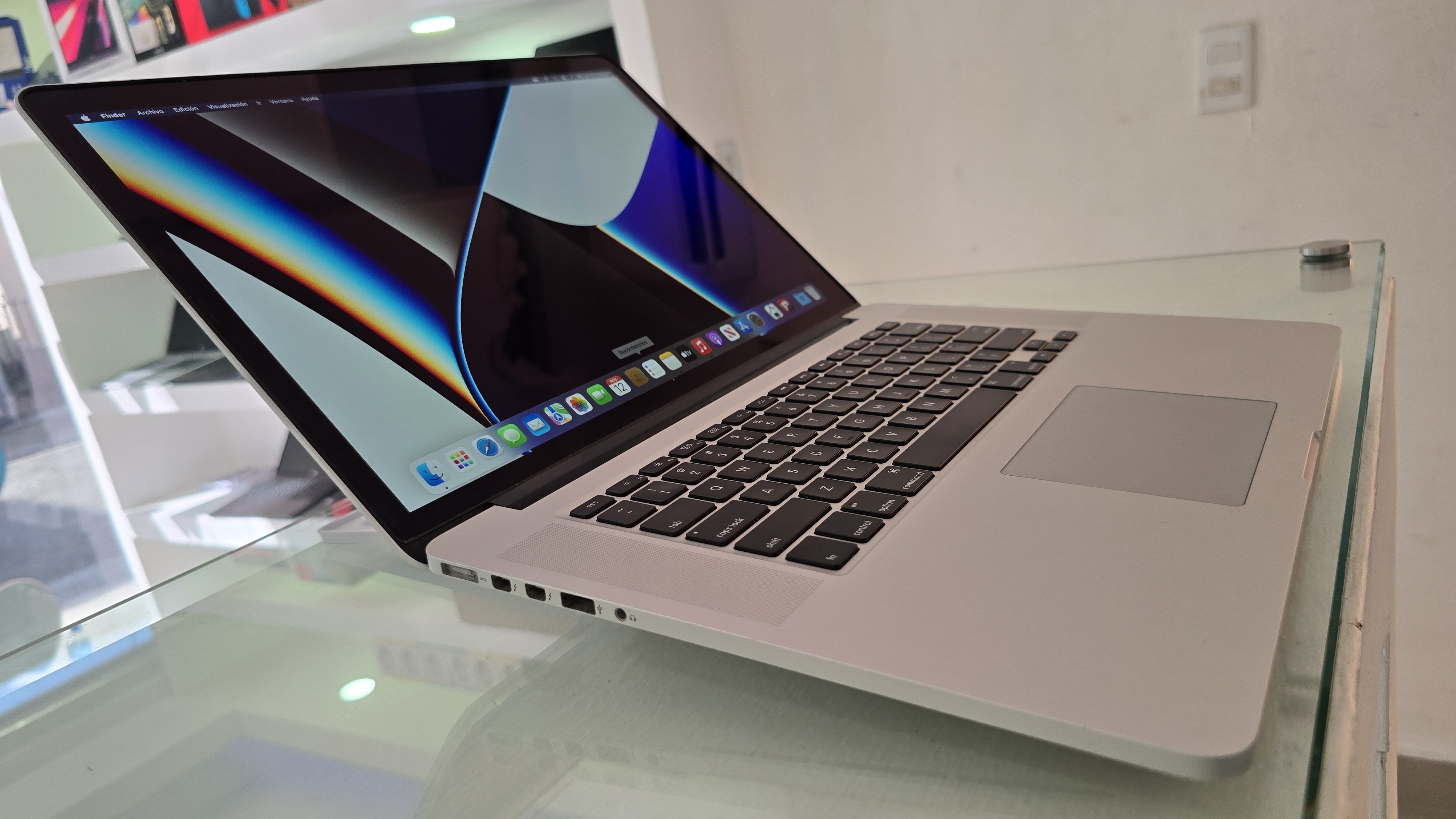 computadoras y laptops - Macbook pro Retina 15 Pulg Core i7 Ram 8gb Disco 256gb solido Nvidea  1