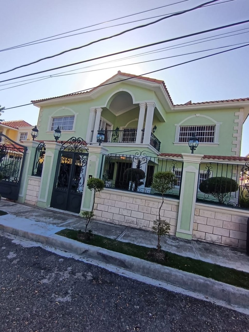 casas - Se vende de oportunidad Casa de dos niveles Cerros de Arroyo Hondo 
USD$425,000