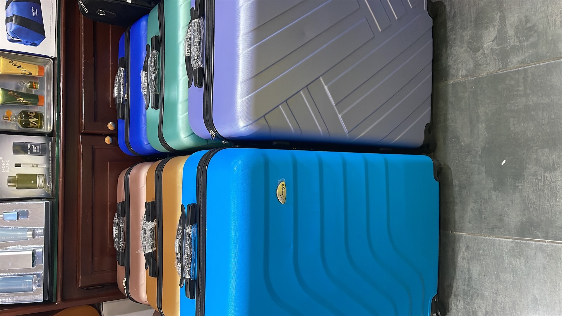 carteras y maletas - Maletas plásticas pequeñas de 20” , 21” y 22”.