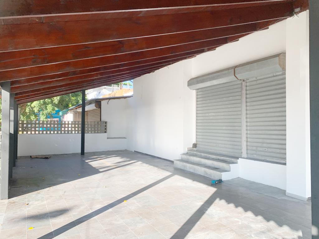 oficinas y locales comerciales - Local esquinero en Zona universitaria  8