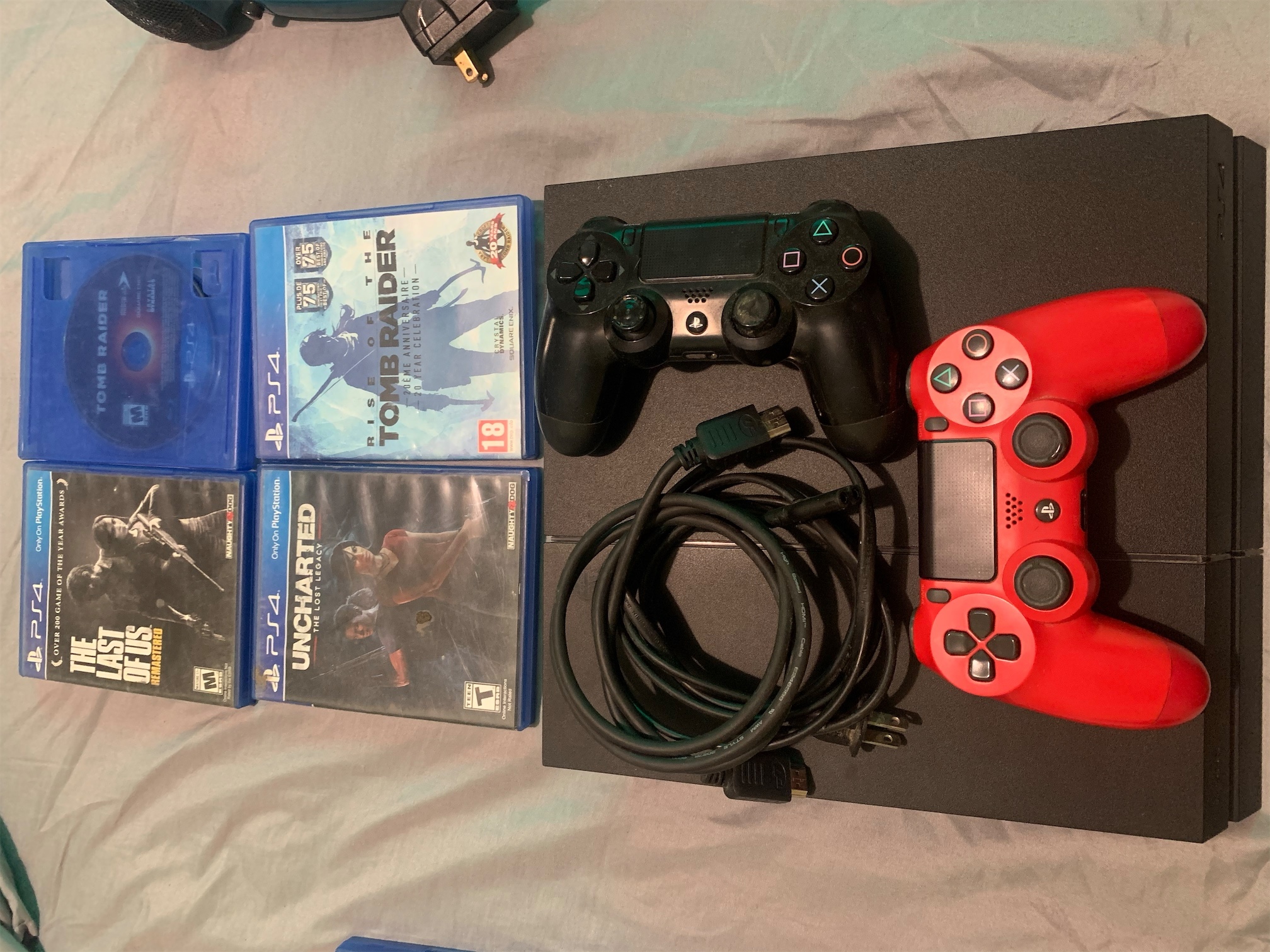 Playstation 4, PS4 con 2 controles, 4 CDs.