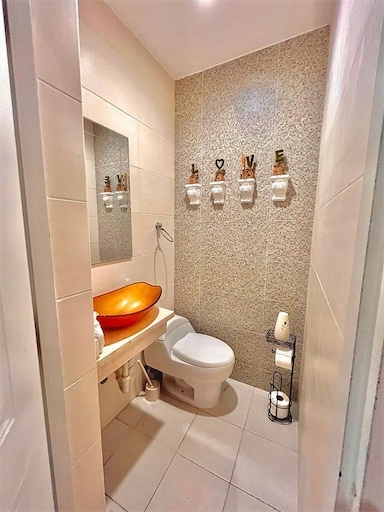 casas - Hermosa casa de dos niveles disponible para ser tu próximo hogar.🏠  5