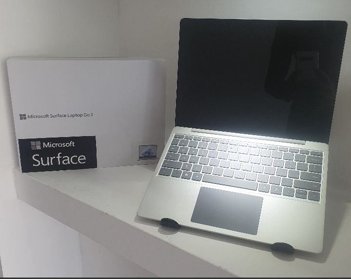 computadoras y laptops - Microsoft Surface Laptop Go3, Core i5 12th, Touch 12,4" 8GB RAM, 256GB SSD Nueva 0