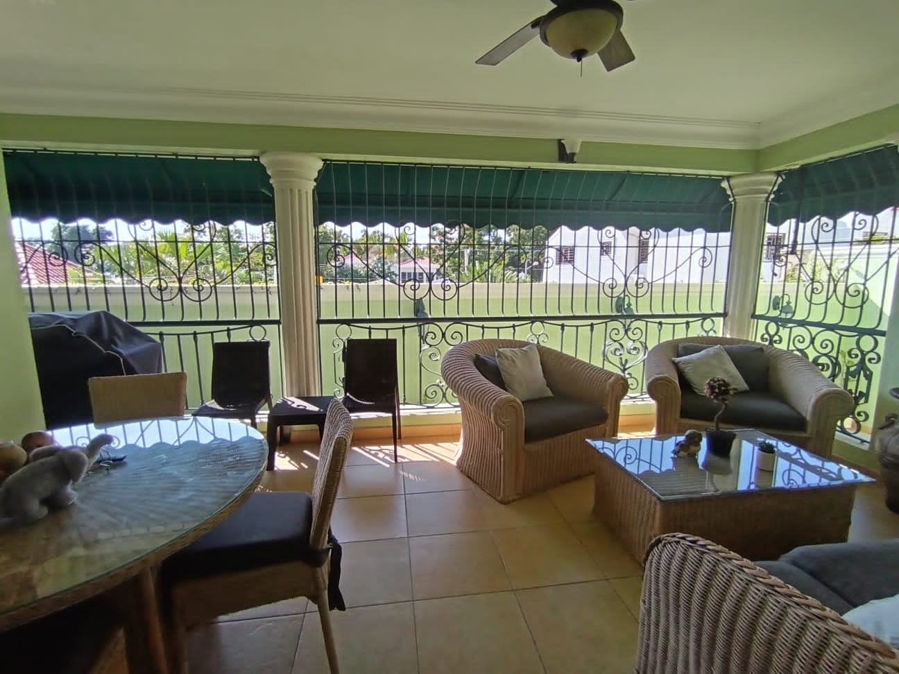 casas - Se vende de oportunidad Casa de dos niveles Cerros de Arroyo Hondo 
USD$425,000 1