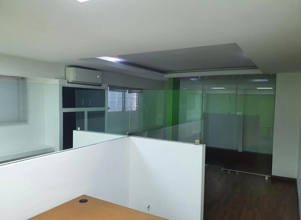 oficinas y locales comerciales - Local céntrico en Piantini 3