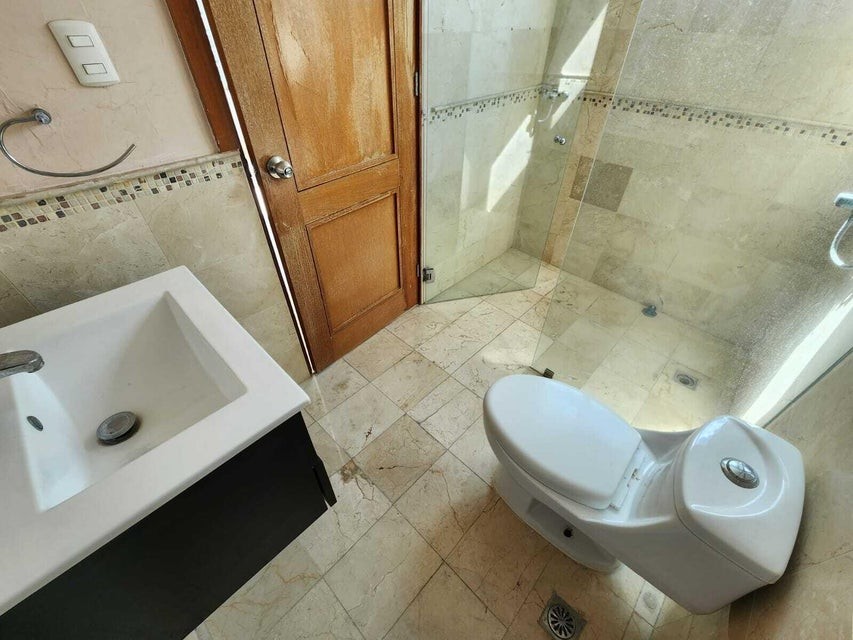 apartamentos - Apartamento en alquiler #24-1068 piso alto, 3 hab, piscina, ascensor, gimnasio. 9