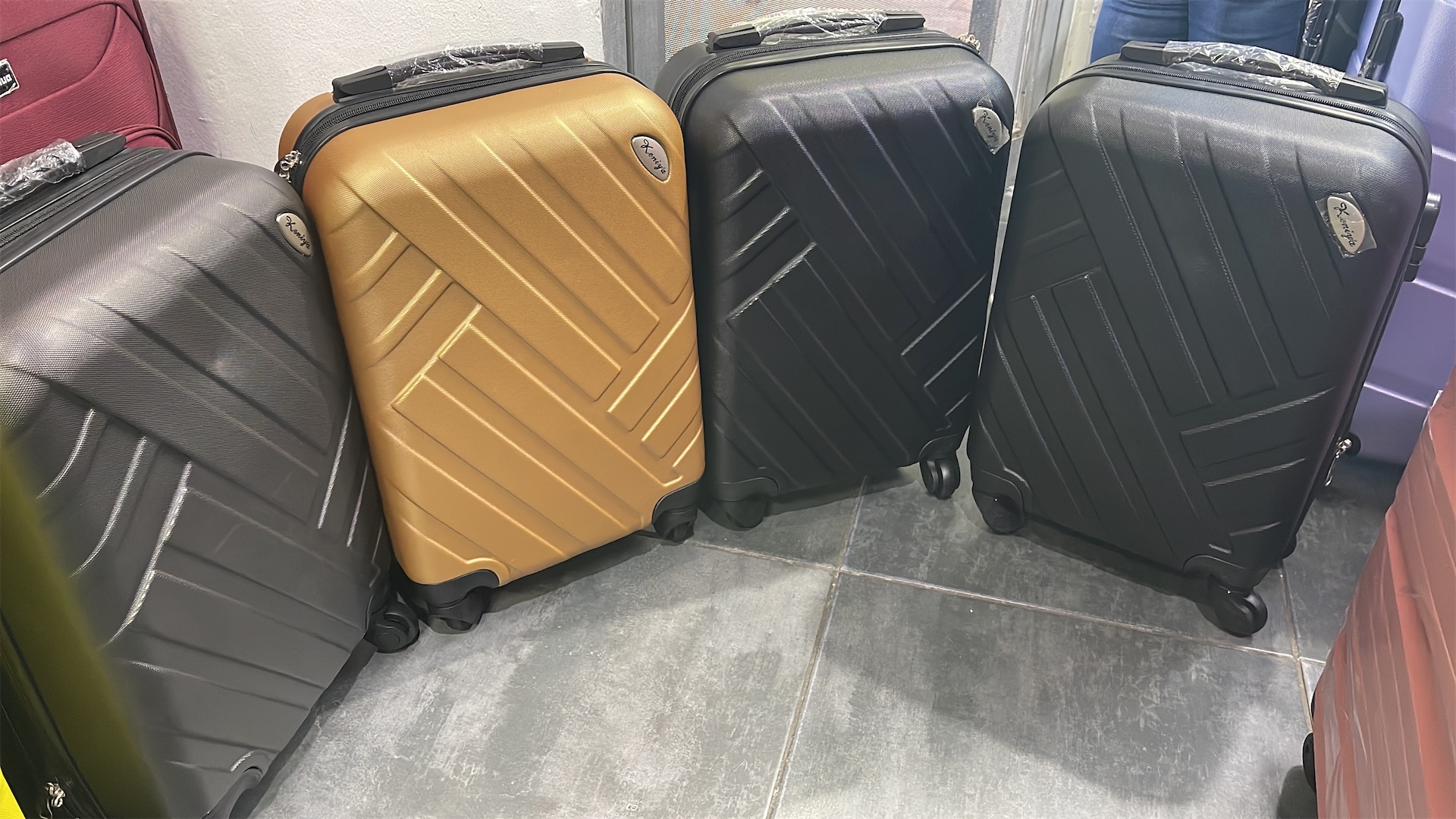 carteras y maletas - Maletas plásticas pequeñas de 20” , 21” y 22”. 2