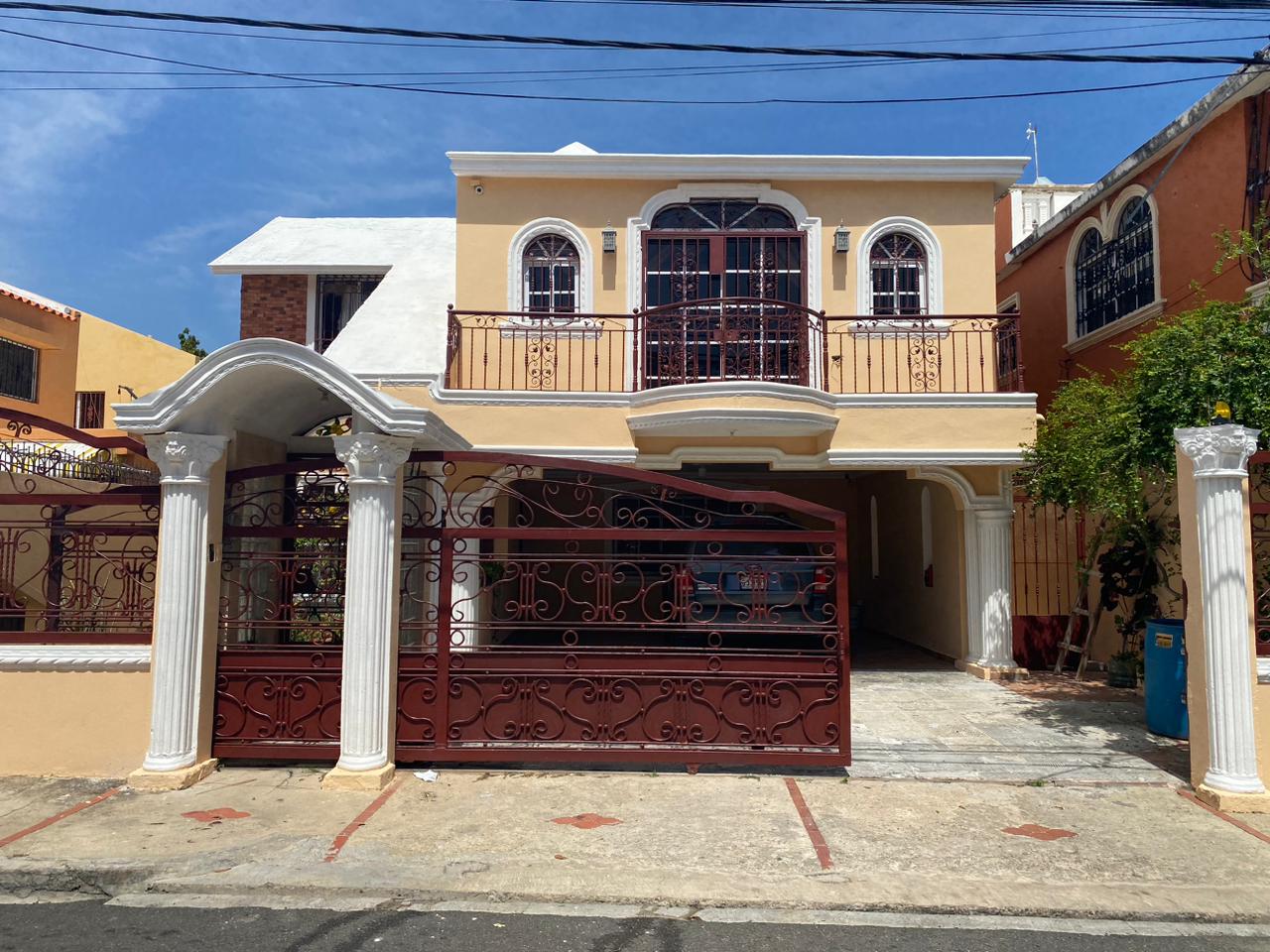 casas - Venta de casa de 3 niveles en corales del sur Santo Domingo este con 600mts
