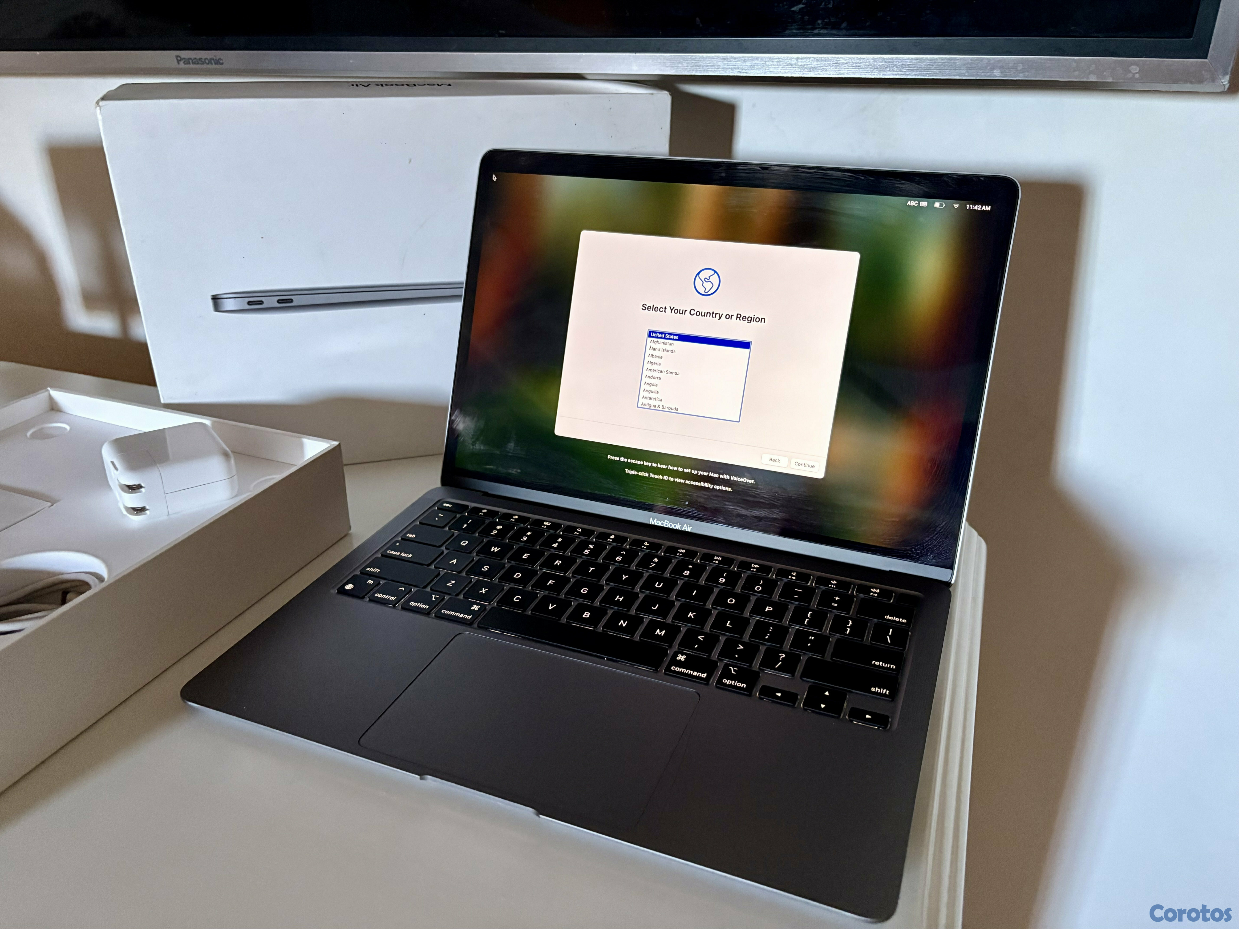 computadoras y laptops - MackBook Air 13" M1 2020 256 gb SSD 8 gb RAM
 2