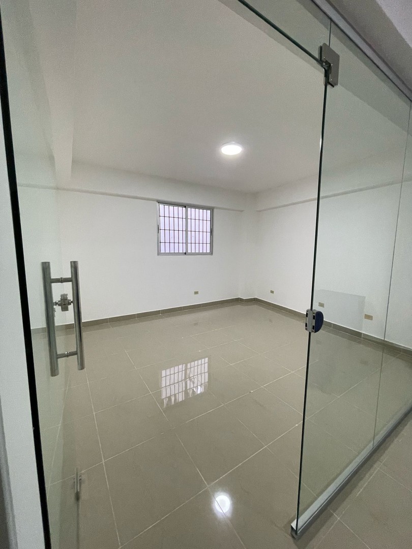 oficinas y locales comerciales - OFICINA/LOCAL EN ALQUILER EN 2DO PISO ENSANCHE QUISQUEYA
CÓDIGO: PD240 0