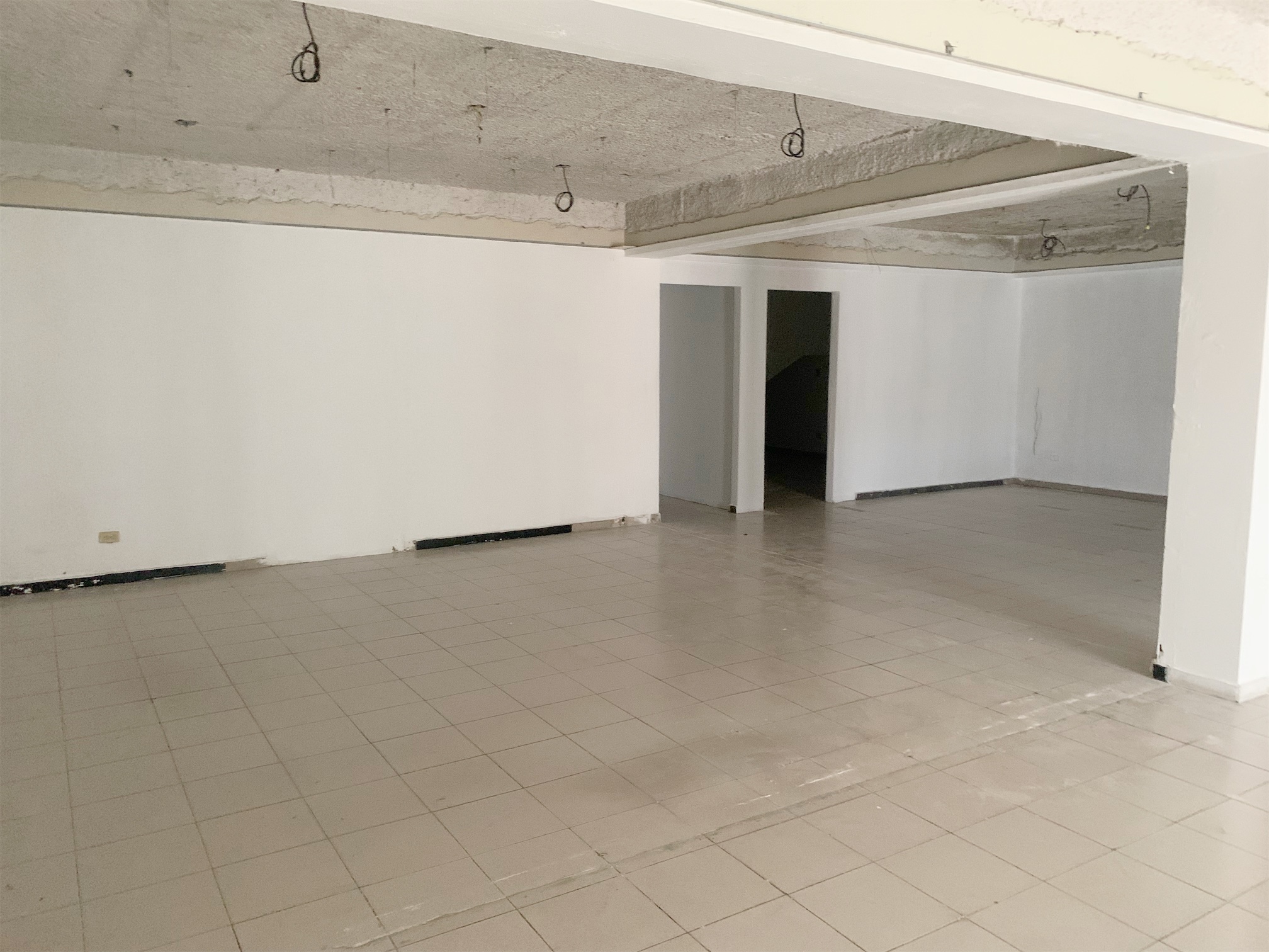oficinas y locales comerciales - Local en evaristo morales primer nivel  3