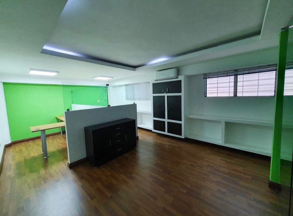 oficinas y locales comerciales - Local céntrico en Piantini 4
