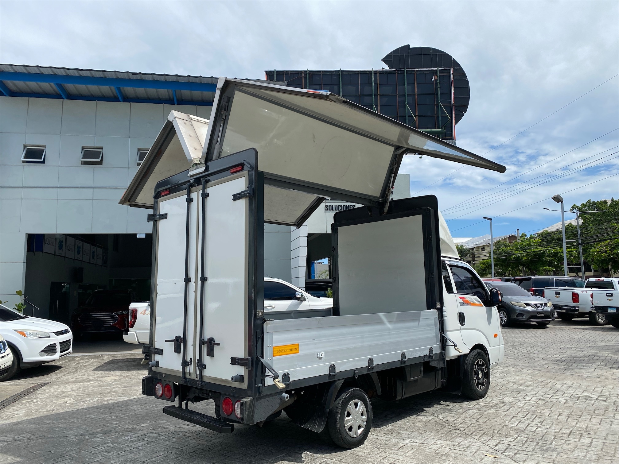 camiones y vehiculos pesados - KIA BONGO III 2018 5