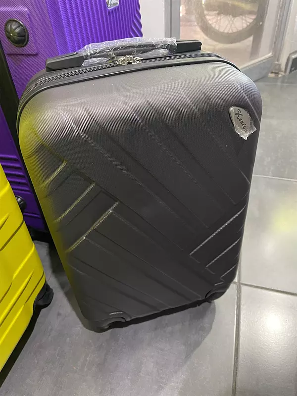 carteras y maletas - Maletas plásticas pequeñas de 20” , 21” y 22”. 3