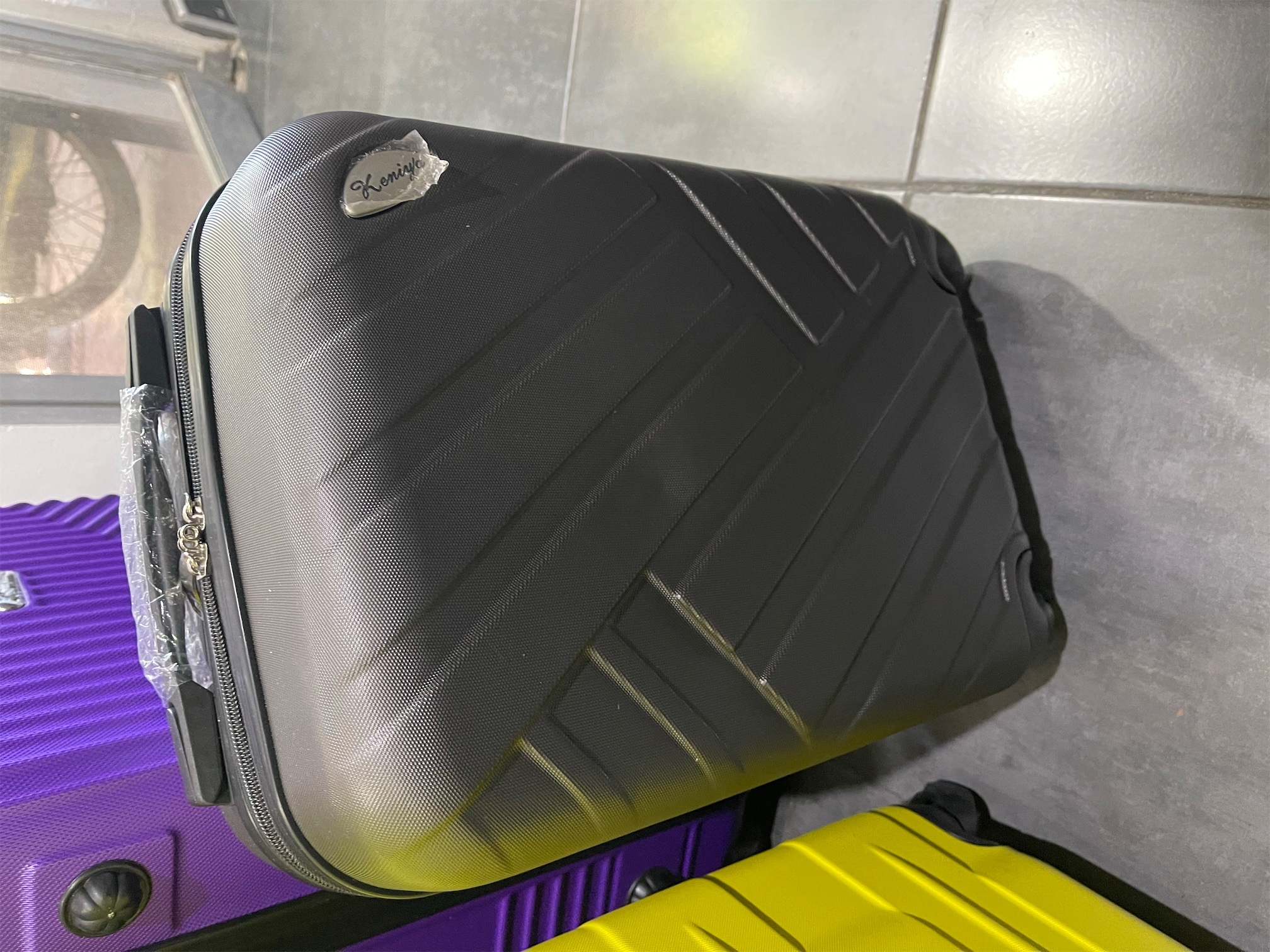 carteras y maletas - Maletas plásticas pequeñas de 20” , 21” y 22”. 2