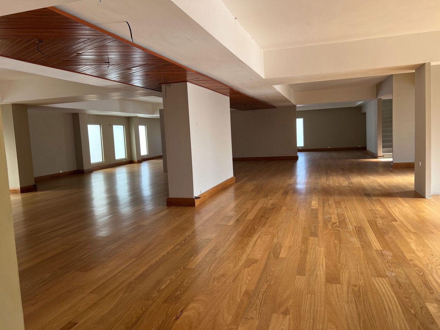 oficinas y locales comerciales - Alquilo Edificio corporativo 4 niveles 2,648 mts 
 2