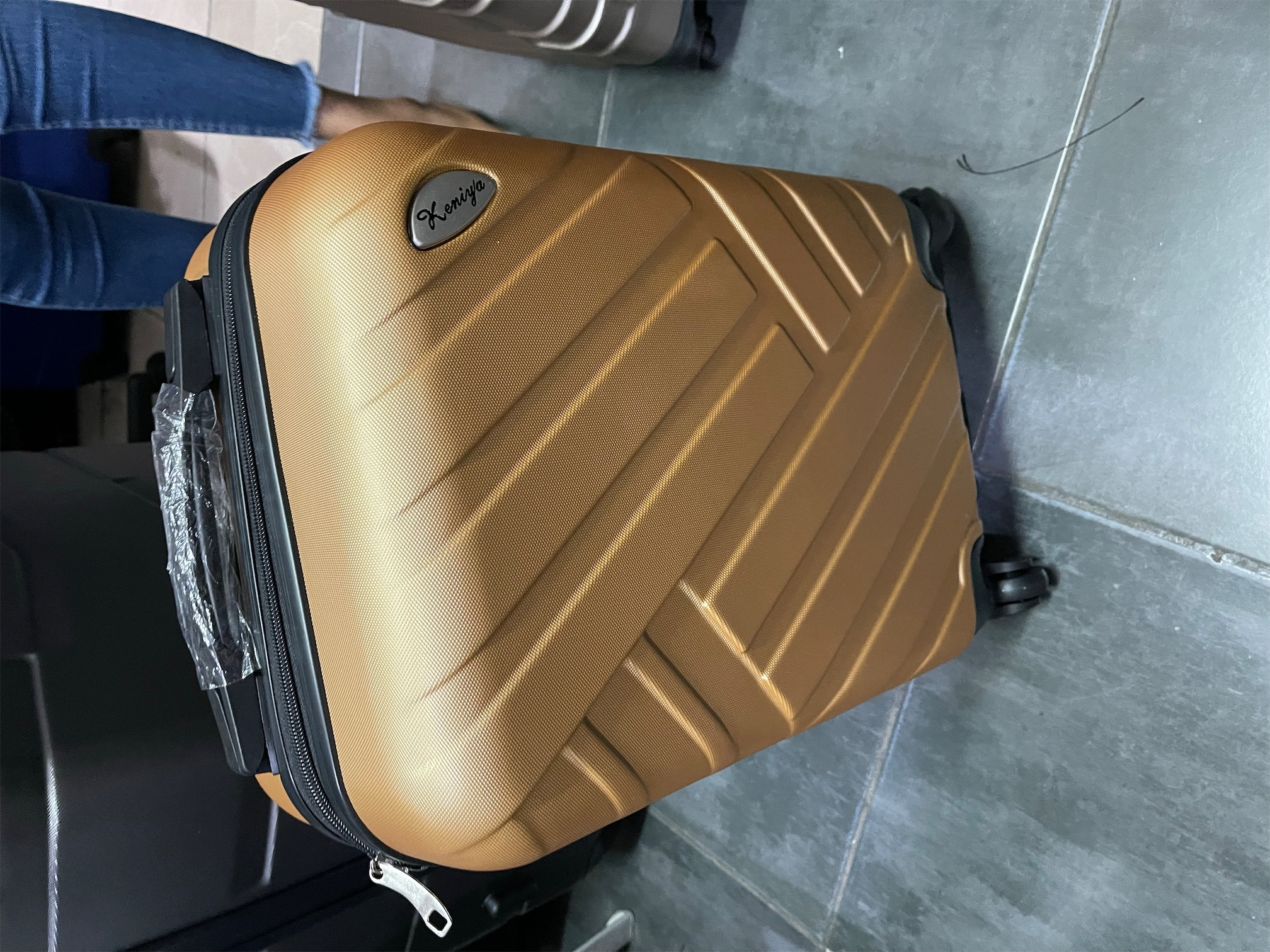carteras y maletas - Maletas plásticas pequeñas de 20” , 21” y 22”. 4