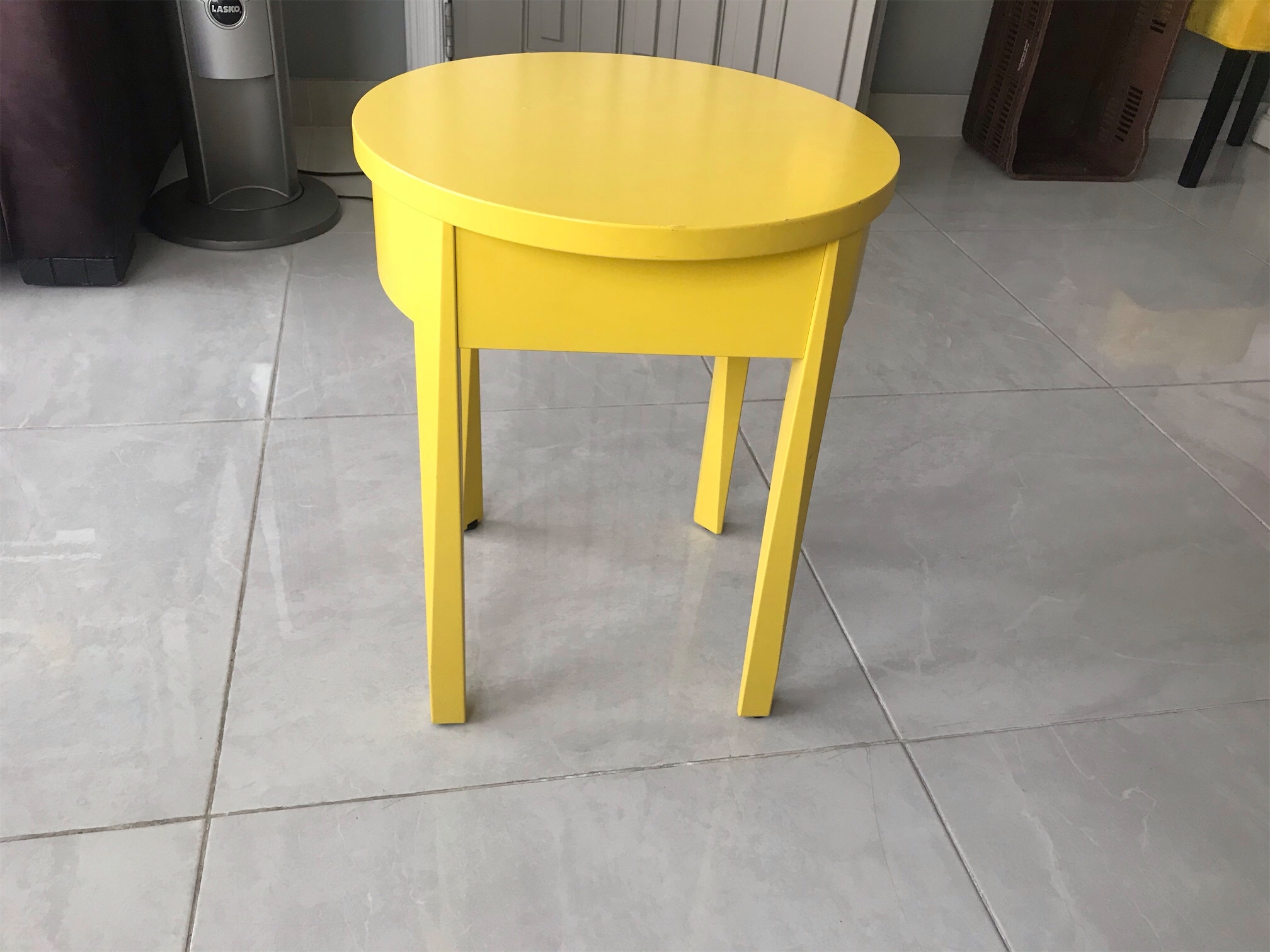 muebles y colchones - Hermosa mesa lateral  amarilla, moderna, elegante y funcional.