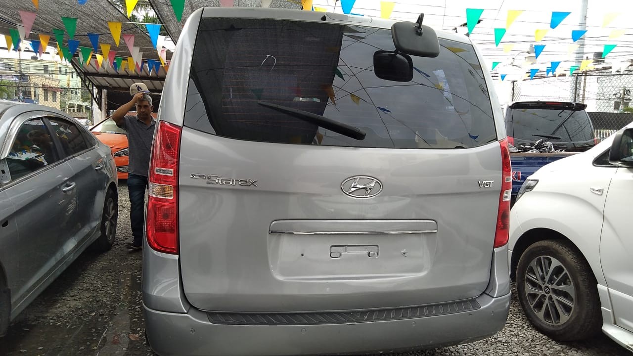 jeepetas y camionetas - HYUNDAI STAREX 2017 GRISD 7