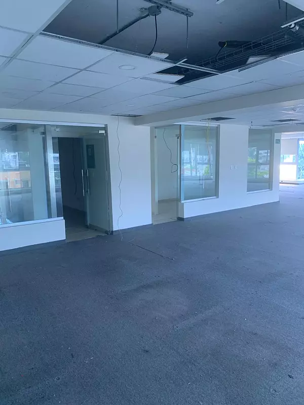 oficinas y locales comerciales - Alquiler amplio local 3er nivel plaza, Gazcue 2