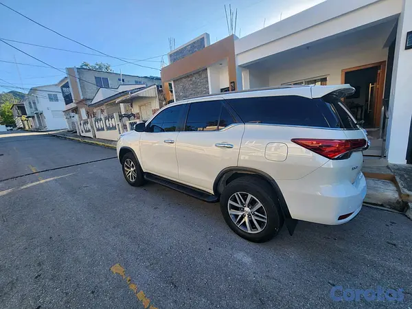 jeepetas y camionetas - Toyota fortuner 2020 3