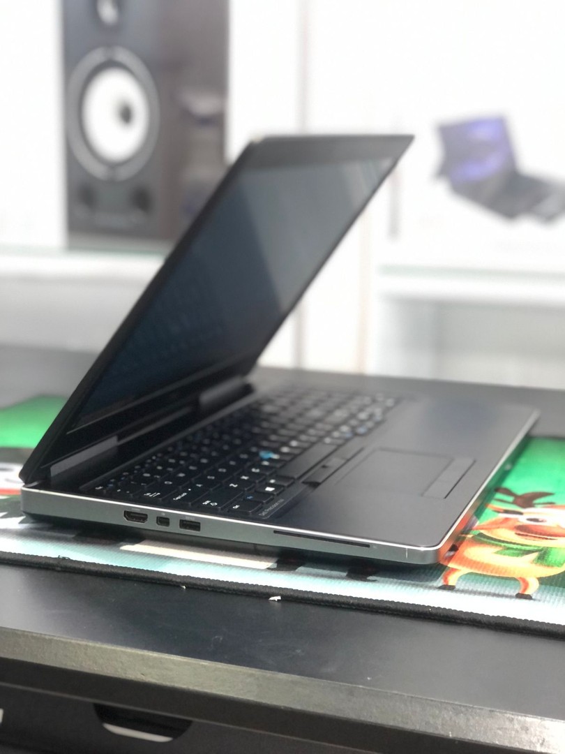 computadoras y laptops - Laptop Dell Precision 7510 i7 de 6Ta, 8GB de Ram DDR4 256GB SSD Nvidia M800M 4GB