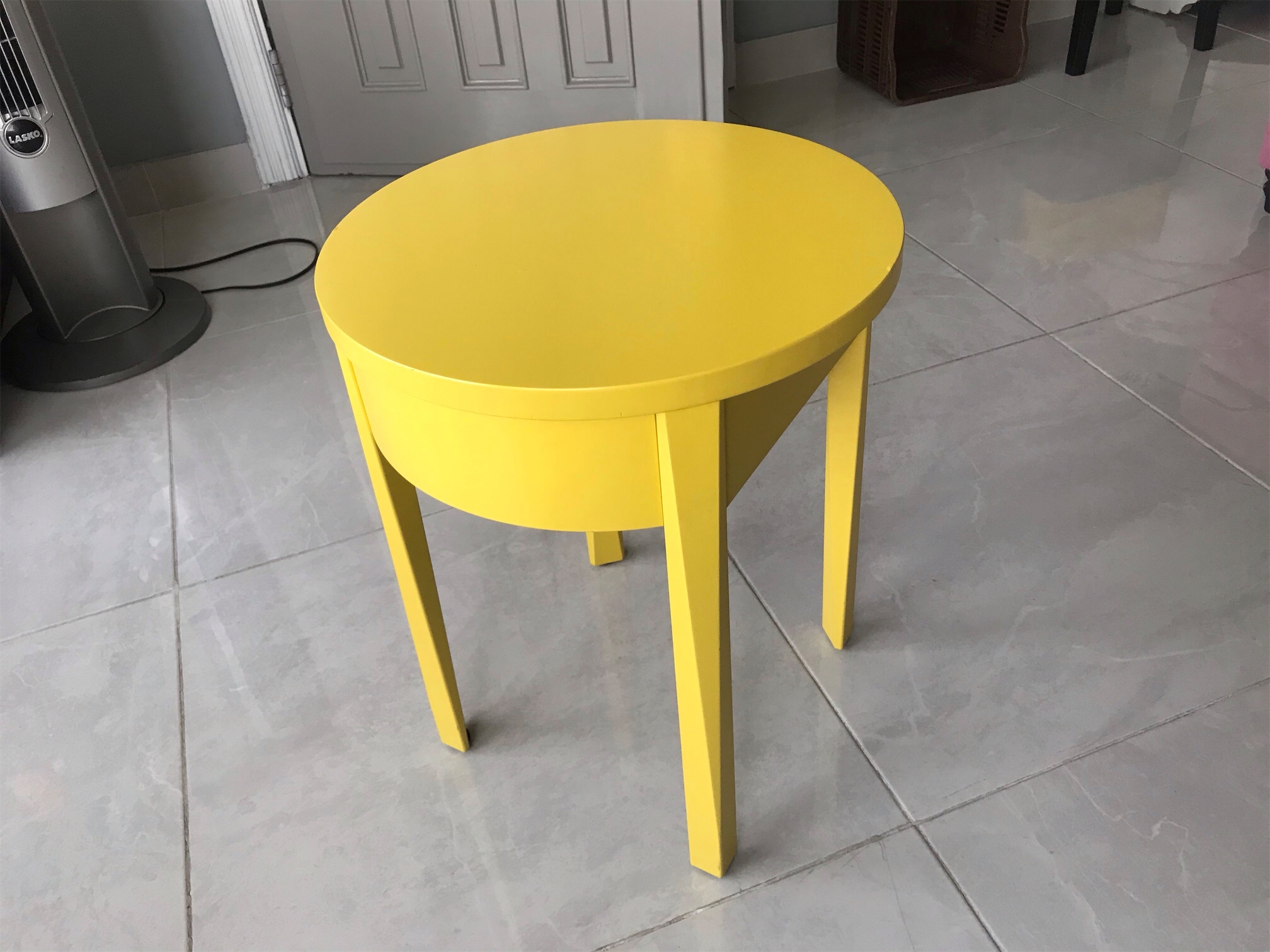 muebles y colchones - Hermosa mesa lateral  amarilla, moderna, elegante y funcional. 1