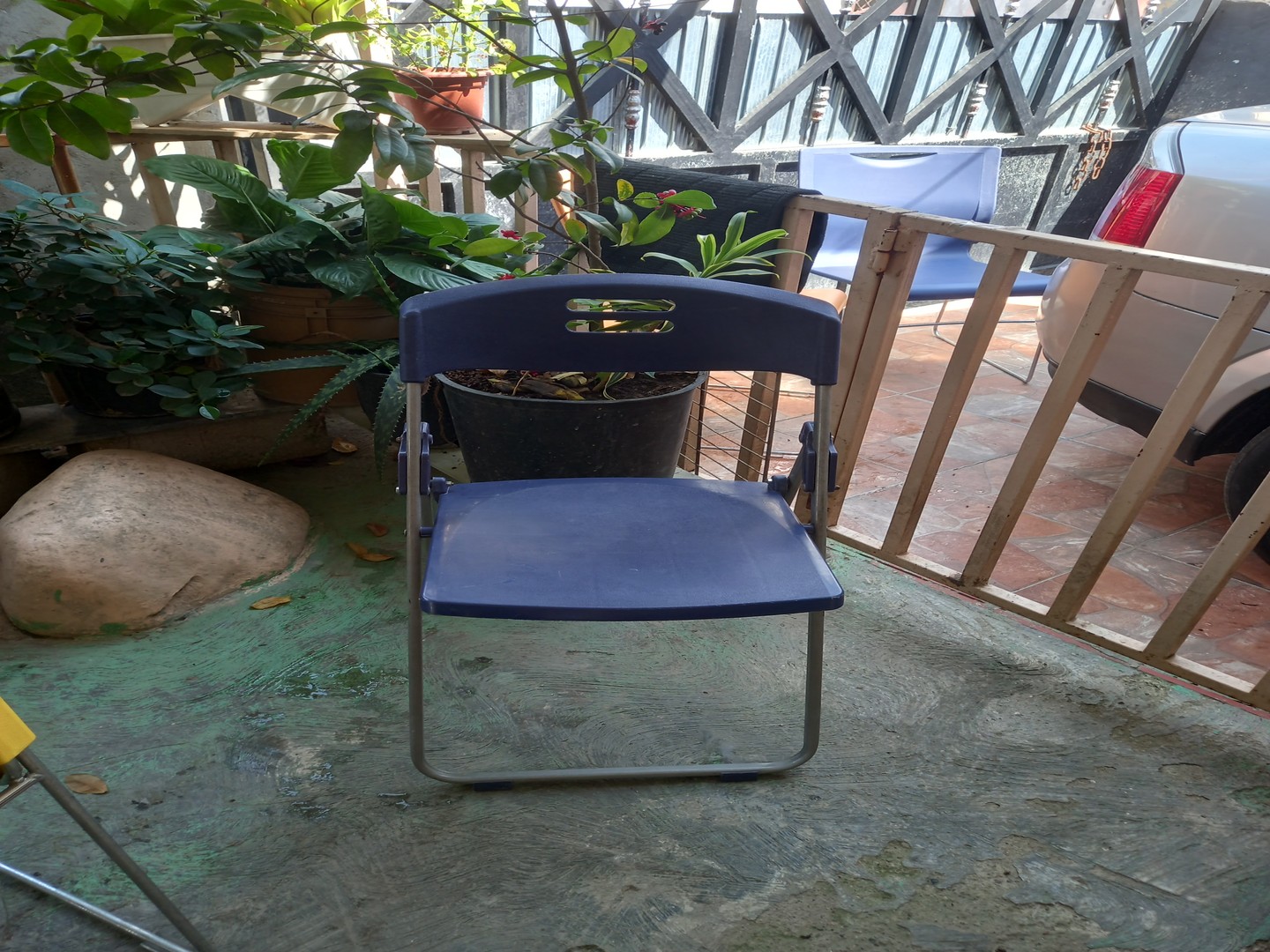 muebles y colchones - Juego de sillas plasticas con su mesa de tope de malmor  1